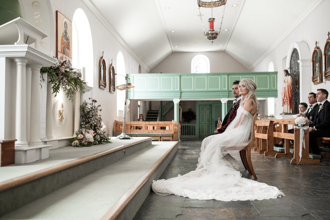 Amazing wedding dress. Photographer Mario